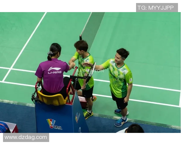 西安羽毛球队与杭州羽毛球队赛后复盘探讨团队协作与战术配合