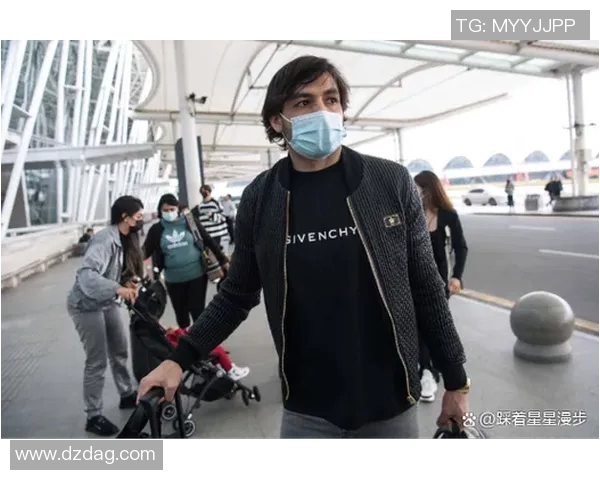 足球明星在城市街头漫步引发粉丝热潮与媒体关注