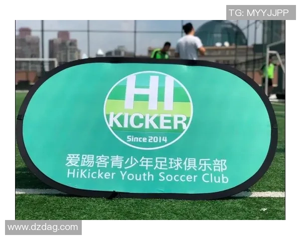 足球明星玩偶广告创意设计展现运动魅力与童趣结合的完美视觉体验 足球明星玩偶广告创意设计展现运动魅力与童趣结合的完美视觉体验